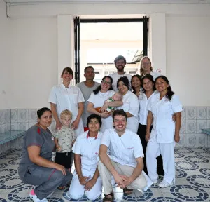 Groepsfoto met het team van Hospital San Miguel