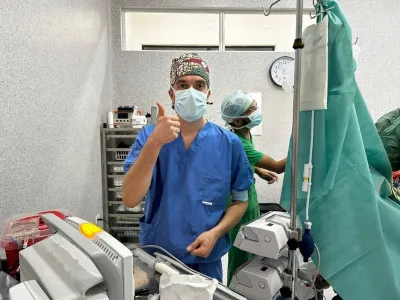 Maarten Meijer tijdens een operatie