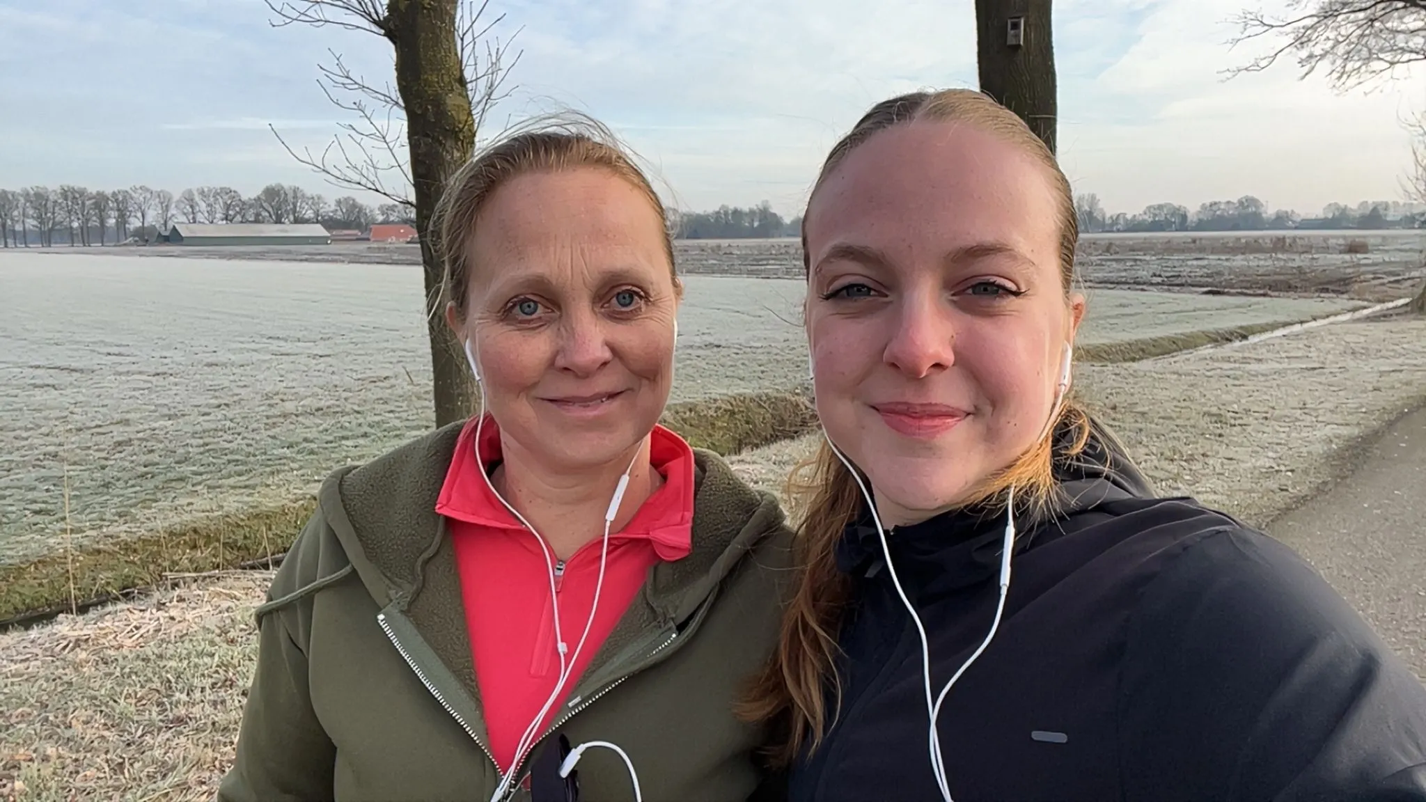 Esmee en Diana hardlopen voor Quina Care