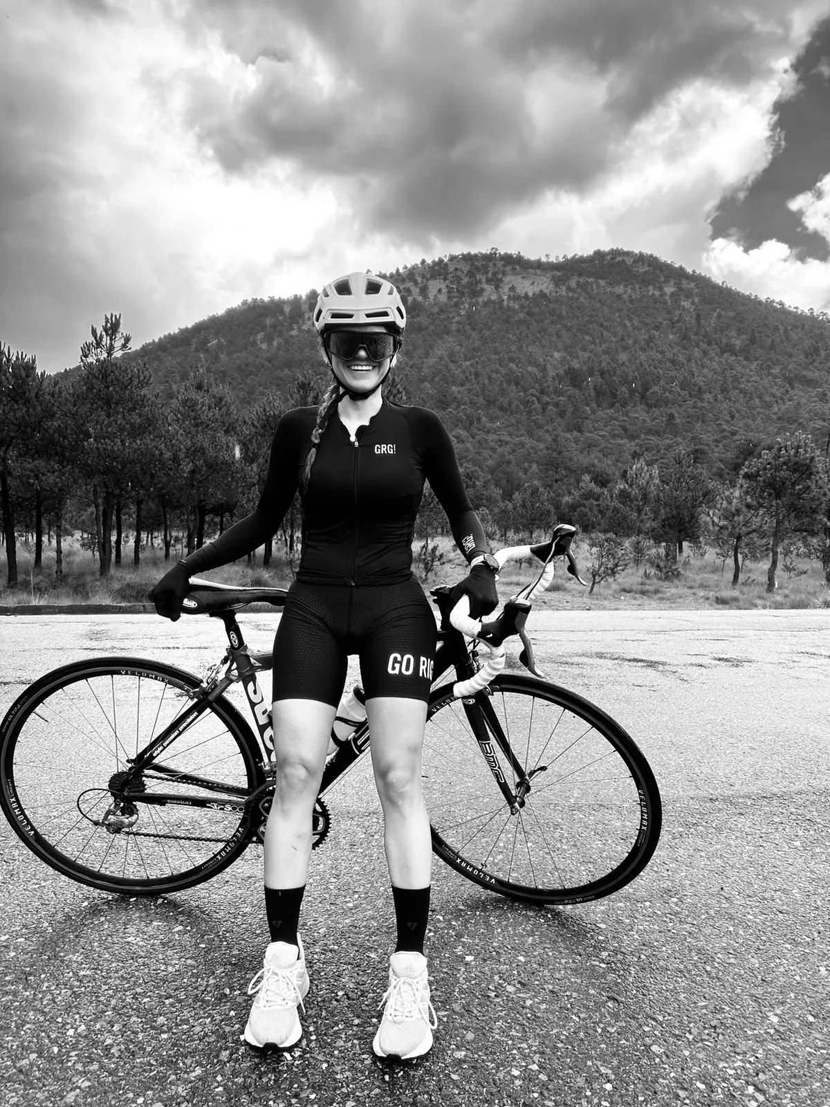 Majenklis con su bicicleta de carretera frente a las montañas del Camino de Santiago