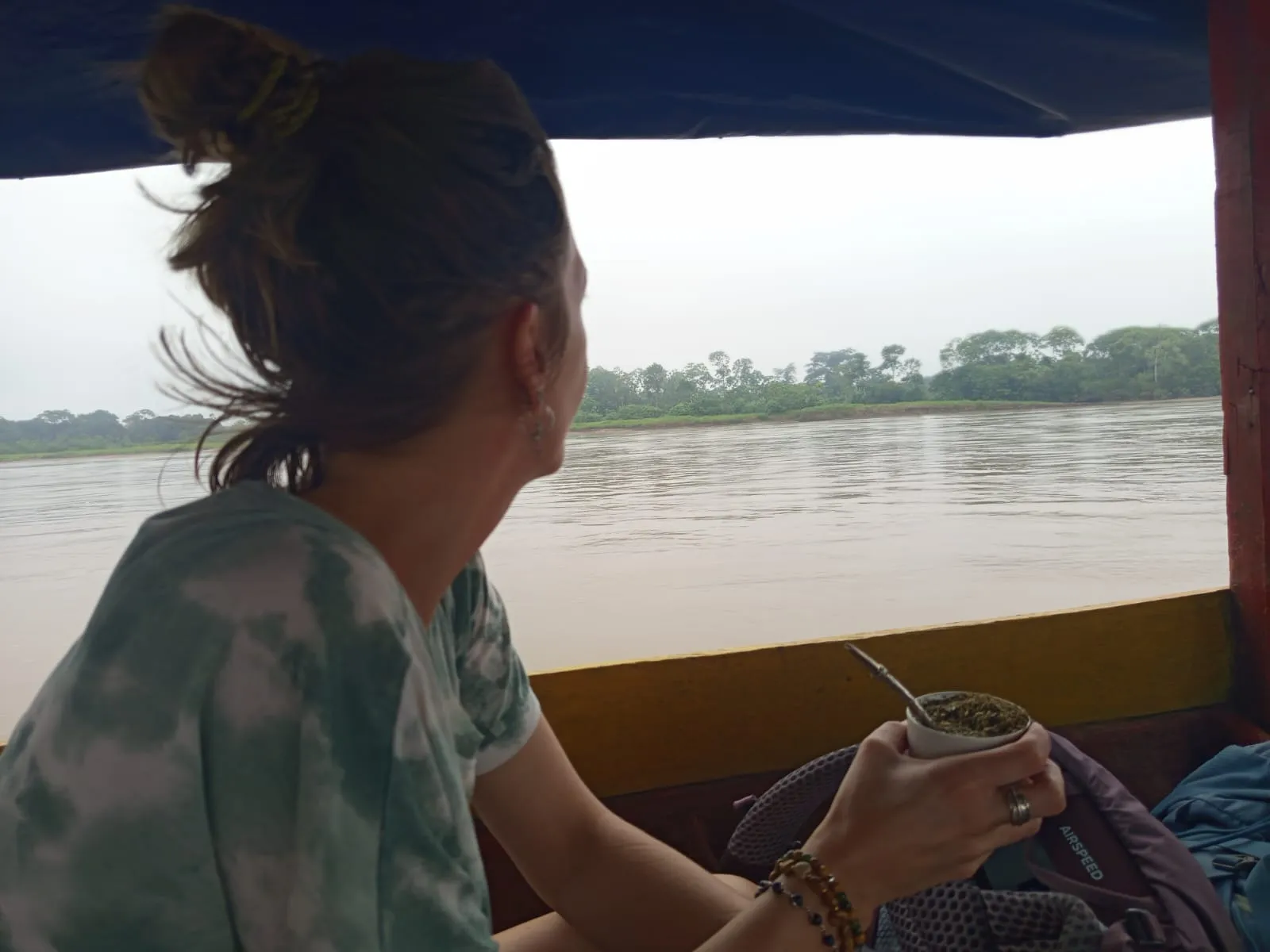 Uitzicht vanaf een boot op de Putumayo-rivier in het Amazonegebied