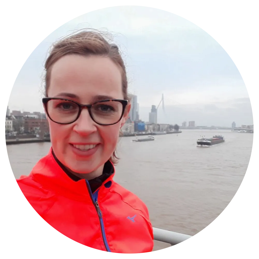 Mariska van de Sande bij de Erasmusbrug in Rotterdam